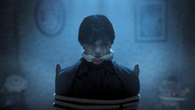 Poster episodio Merlina 2x1