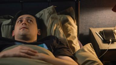 Poster episodio Mensajes de medianoche 1x7