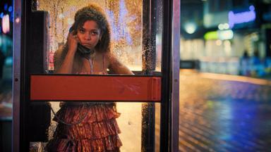 Poster episodio Mensajes de medianoche 1x6