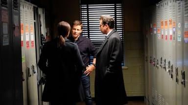 Poster episodio Códigos de familia 10x15