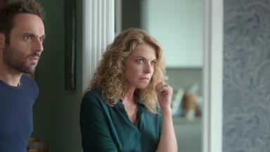 Poster episodio Sara, la mujer en las sombras 1x5