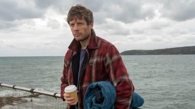 Poster episodio Dos familias 1x3