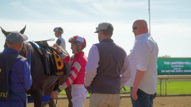 Poster episodio Race for the Crown 1x3