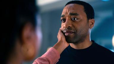 Poster episodio El hombre que cayó a la Tierra 1x6